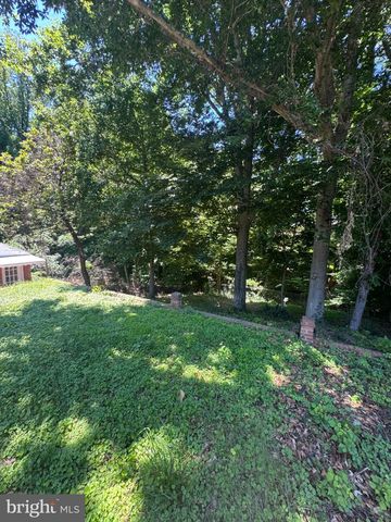 5911 LAMBERT DR, Temple Hills, MD 20748