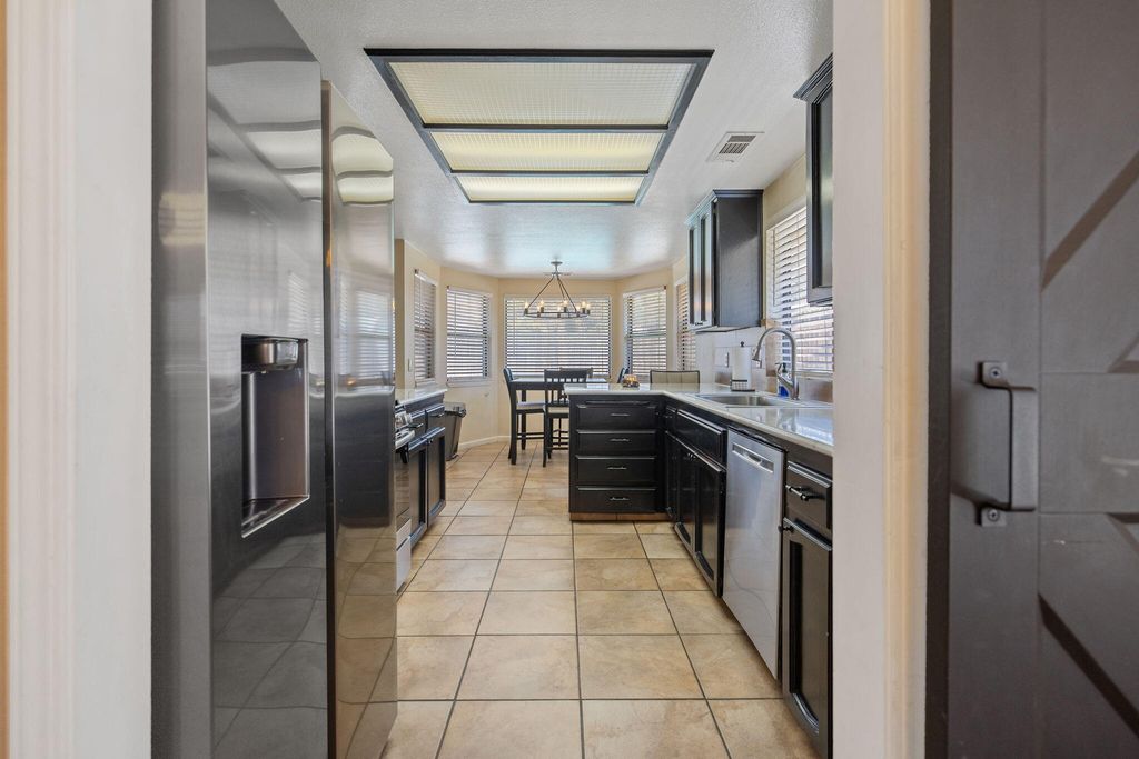 Image 14 of property listing at 2612 E Feemster, Visalia, CA 93292