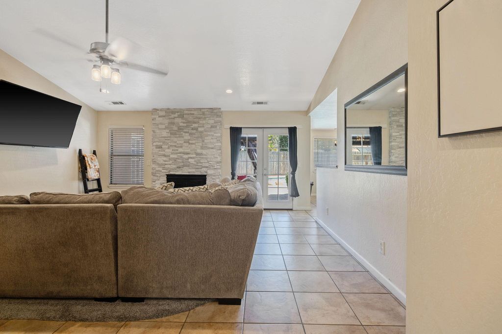Image 15 of property listing at 2612 E Feemster, Visalia, CA 93292