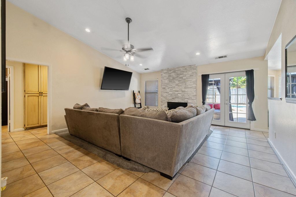 Image 16 of property listing at 2612 E Feemster, Visalia, CA 93292
