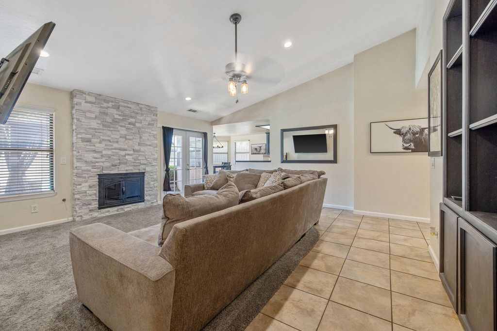 Image 18 of property listing at 2612 E Feemster, Visalia, CA 93292
