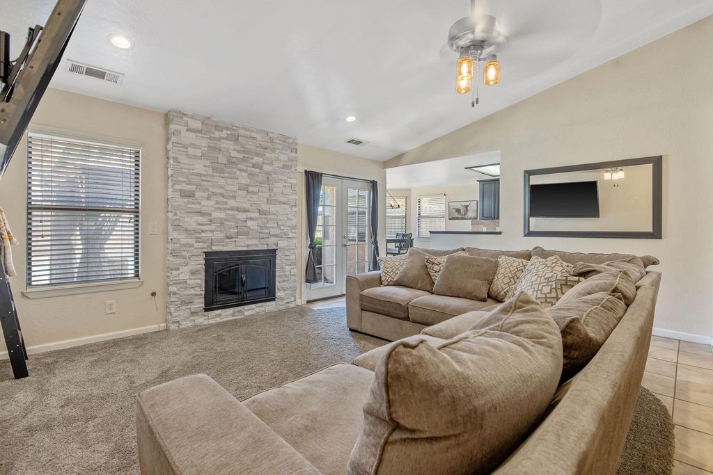 Image 19 of property listing at 2612 E Feemster, Visalia, CA 93292