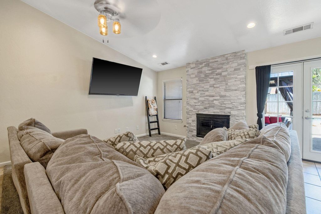 Image 20 of property listing at 2612 E Feemster, Visalia, CA 93292