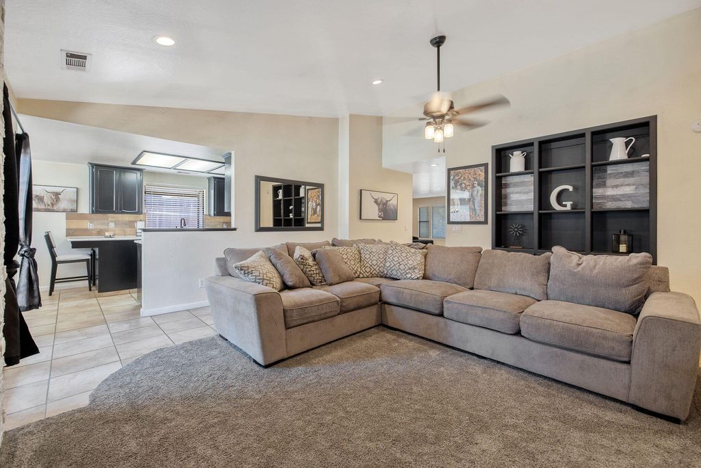 Image 21 of property listing at 2612 E Feemster, Visalia, CA 93292