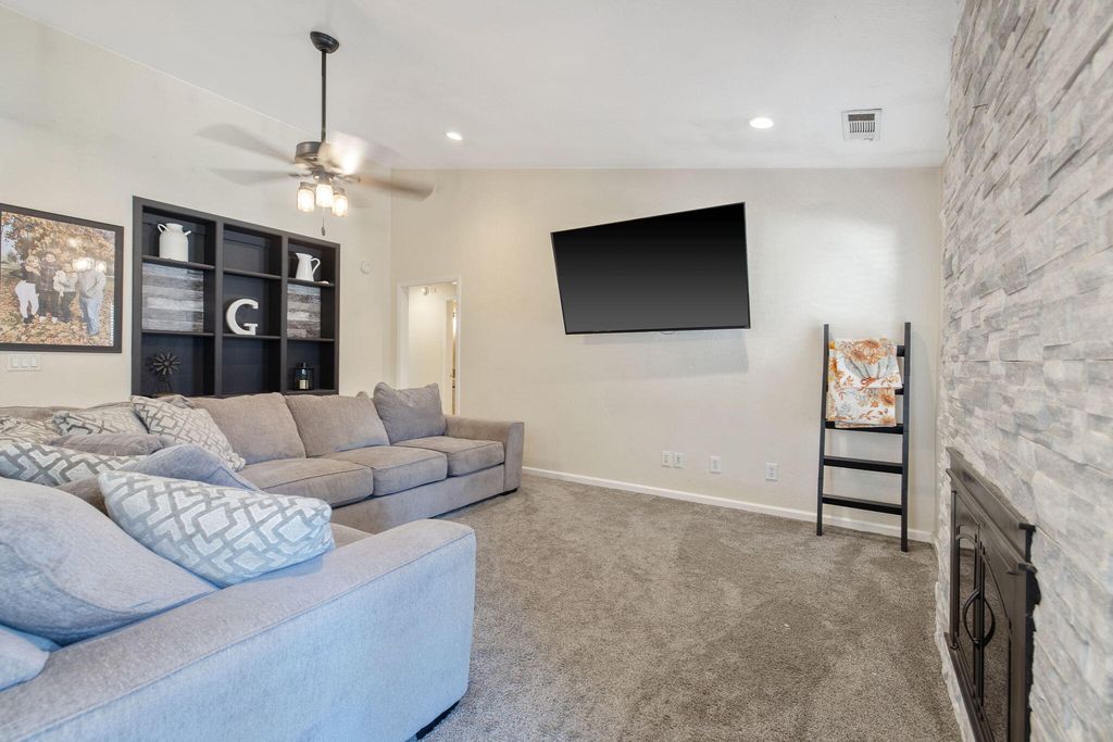 Image 22 of property listing at 2612 E Feemster, Visalia, CA 93292