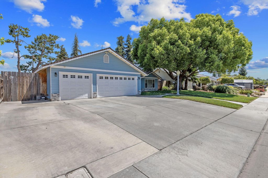 Image 3 of property listing at 2612 E Feemster, Visalia, CA 93292