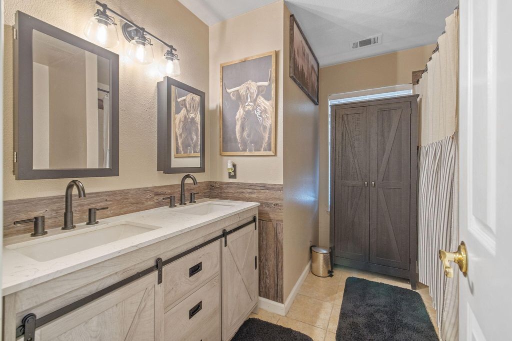 Image 31 of property listing at 2612 E Feemster, Visalia, CA 93292