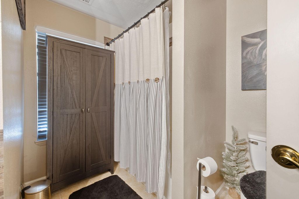 Image 32 of property listing at 2612 E Feemster, Visalia, CA 93292