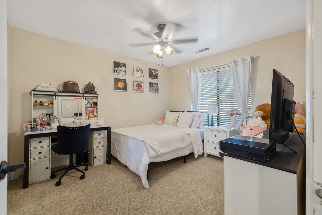 Image 33 of property listing at 2612 E Feemster, Visalia, CA 93292