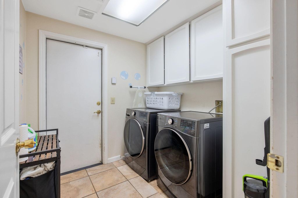 Image 34 of property listing at 2612 E Feemster, Visalia, CA 93292