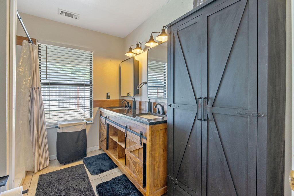 Image 37 of property listing at 2612 E Feemster, Visalia, CA 93292