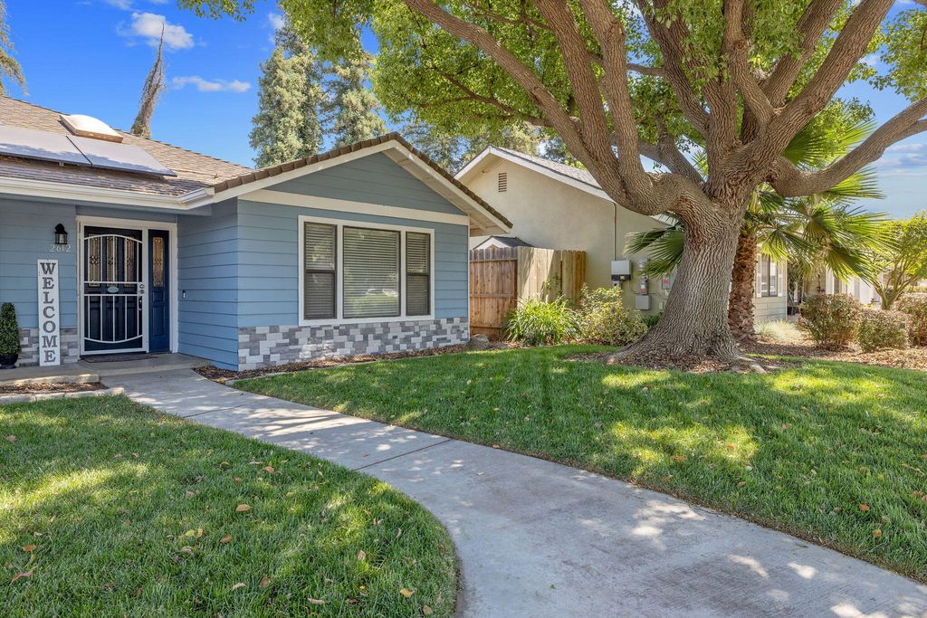 Image 4 of property listing at 2612 E Feemster, Visalia, CA 93292