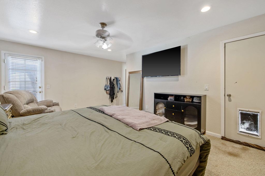 Image 40 of property listing at 2612 E Feemster, Visalia, CA 93292