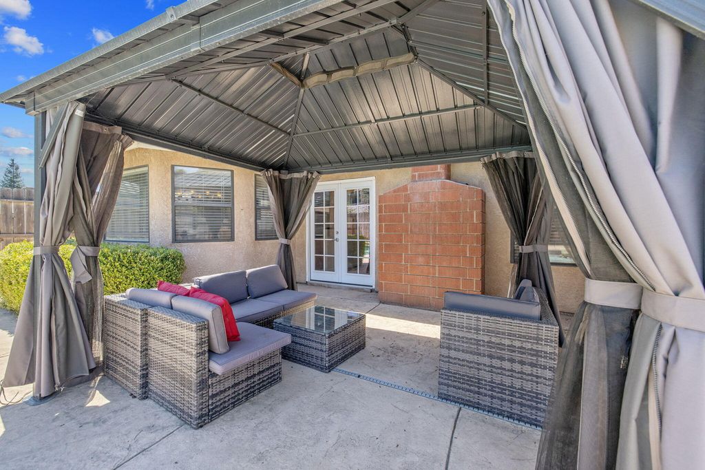 Image 43 of property listing at 2612 E Feemster, Visalia, CA 93292