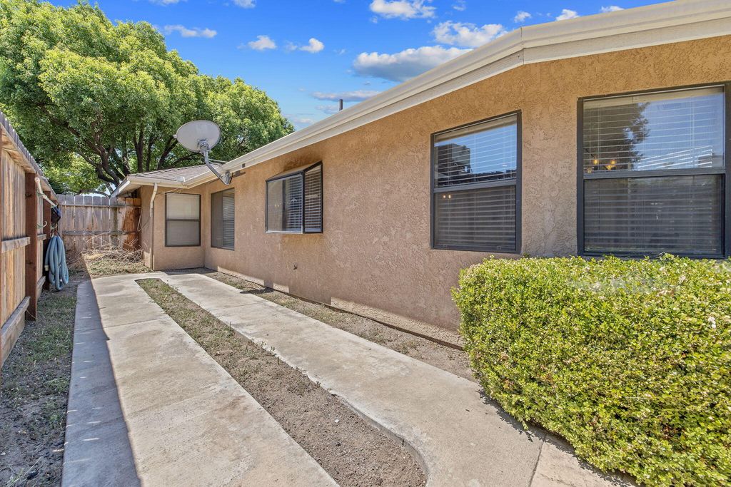 Image 44 of property listing at 2612 E Feemster, Visalia, CA 93292