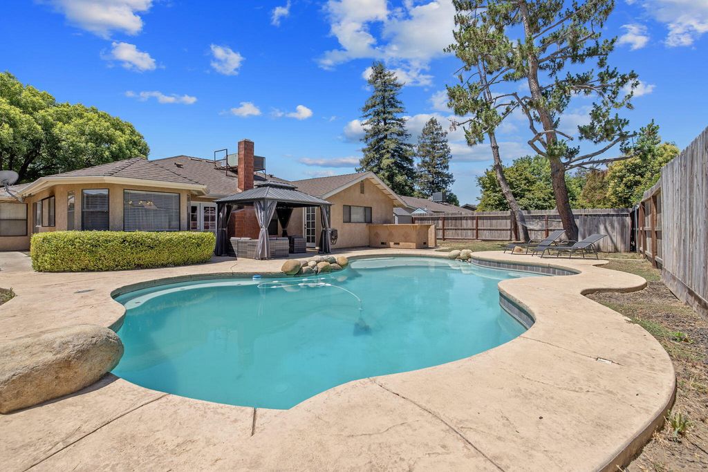 Image 47 of property listing at 2612 E Feemster, Visalia, CA 93292