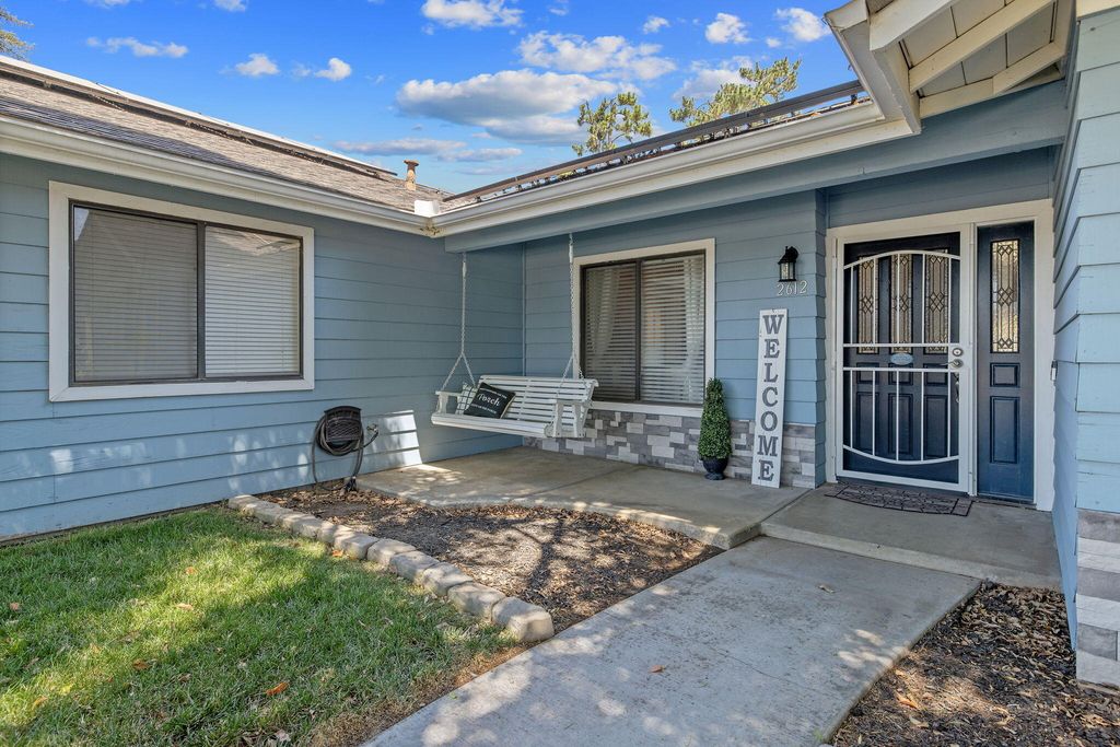 Image 5 of property listing at 2612 E Feemster, Visalia, CA 93292