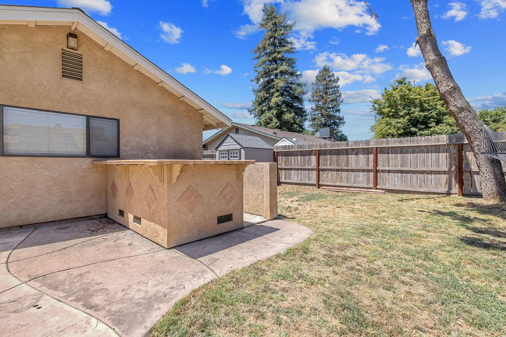 Image 52 of property listing at 2612 E Feemster, Visalia, CA 93292
