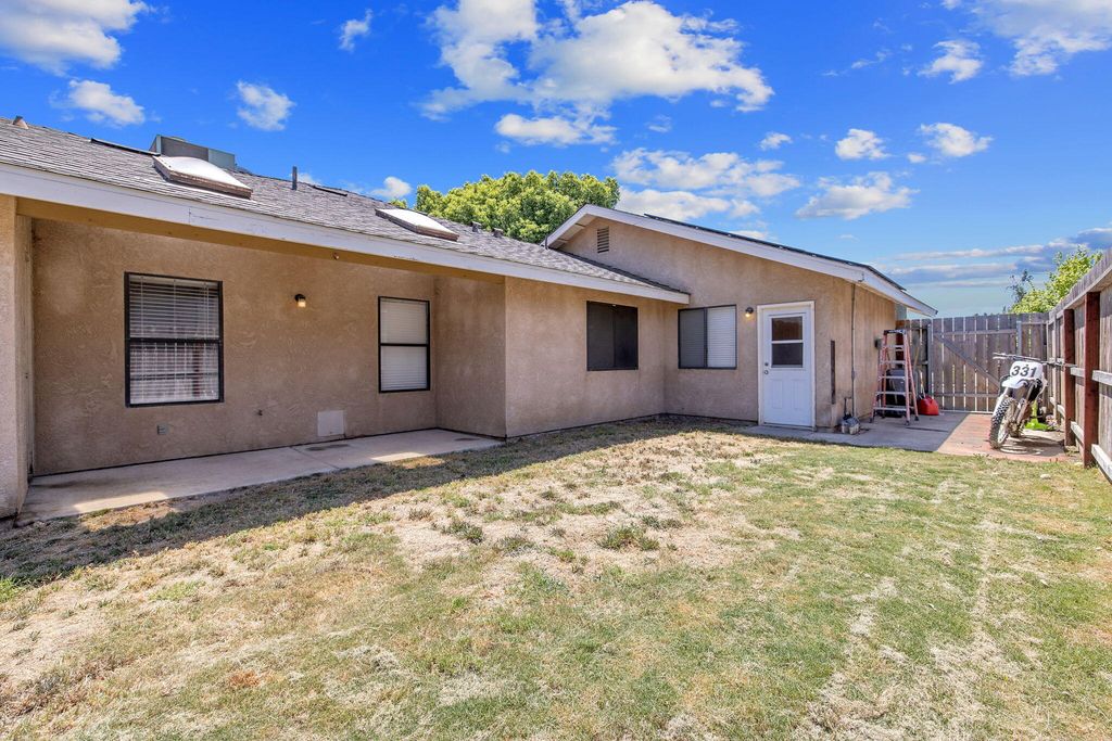 Image 55 of property listing at 2612 E Feemster, Visalia, CA 93292