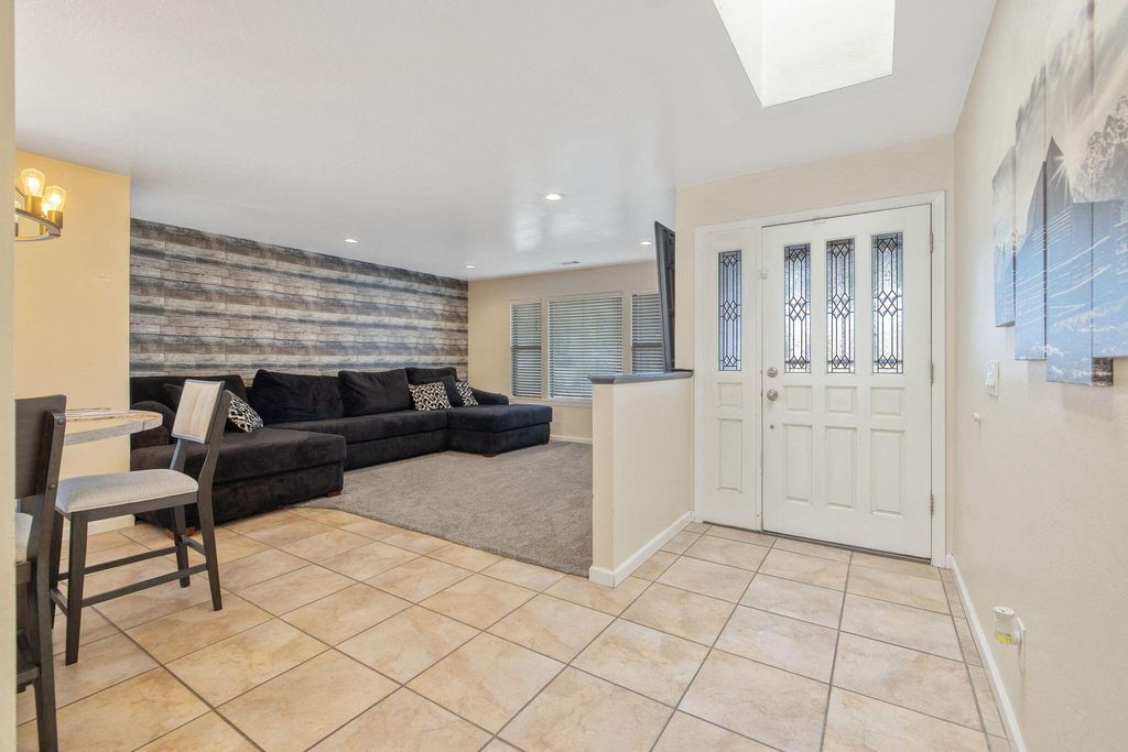 Image 7 of property listing at 2612 E Feemster, Visalia, CA 93292
