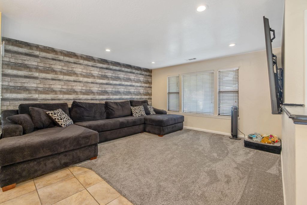 Image 8 of property listing at 2612 E Feemster, Visalia, CA 93292