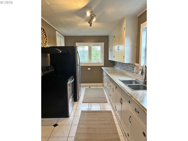 1011 INGERSOLL St, Coos Bay, OR 97420