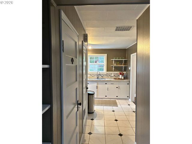 1011 INGERSOLL St, Coos Bay, OR 97420