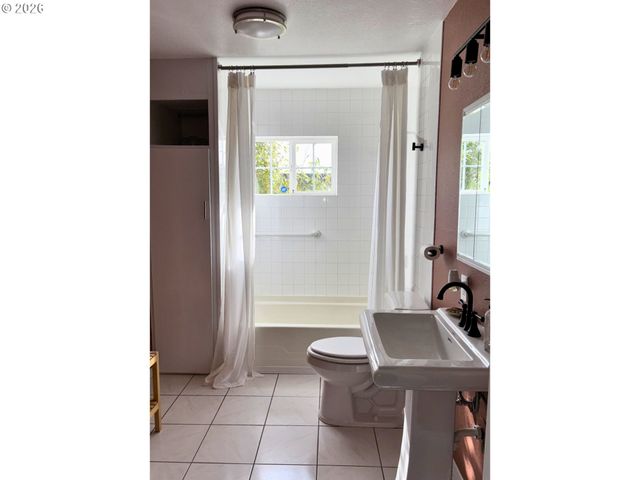 1011 INGERSOLL St, Coos Bay, OR 97420