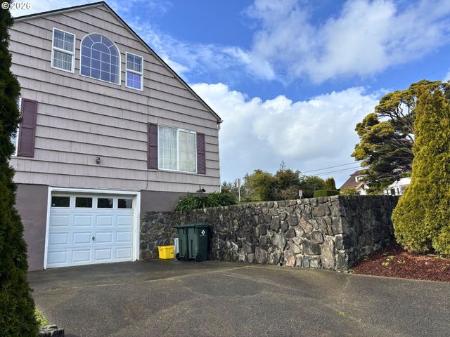 1011 INGERSOLL St, Coos Bay, OR 97420