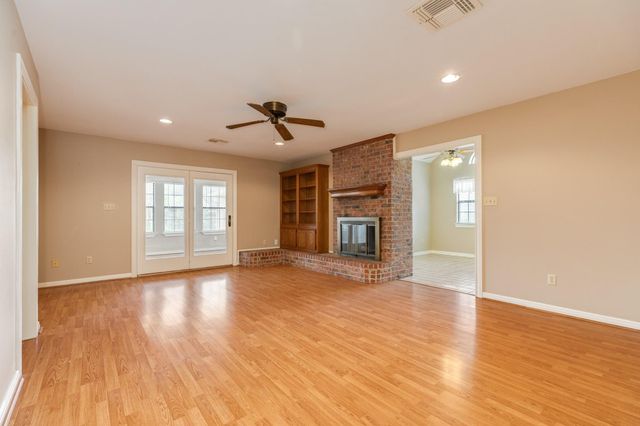 212 Any Way Street, Lake Jackson, TX 77566