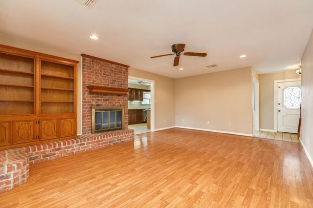 212 Any Way Street, Lake Jackson, TX 77566