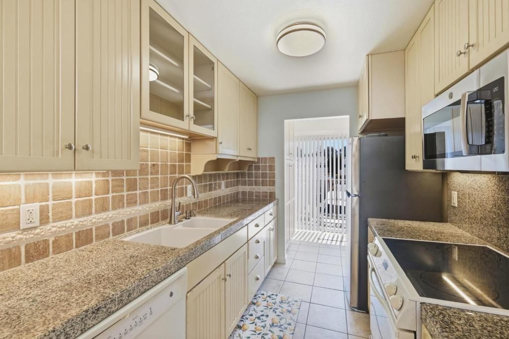 Image 14 of property listing at 995 Via Tornasol, Aptos, CA 95003