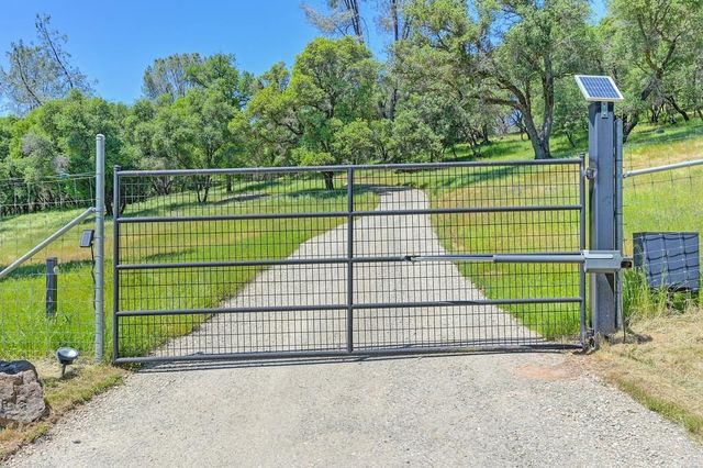 11860 Surrey Dr, Grass Valley, CA 95949