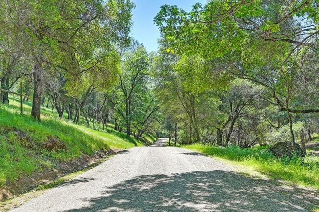 11860 Surrey Dr, Grass Valley, CA 95949