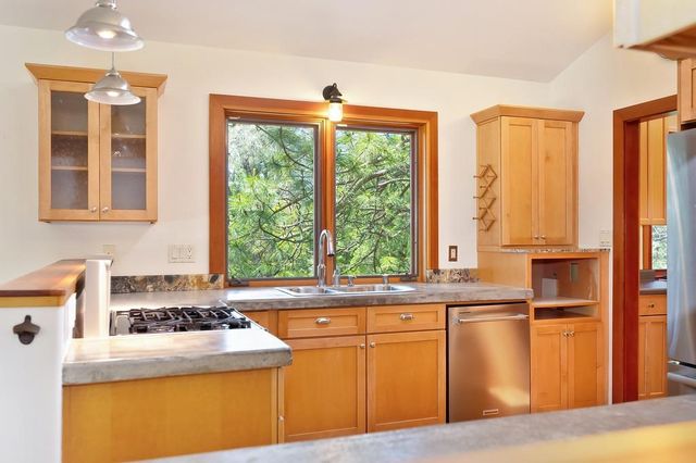 11860 Surrey Dr, Grass Valley, CA 95949