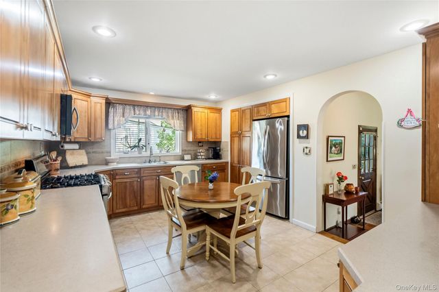 21 Circle Drive, Glen Cove, NY 11542