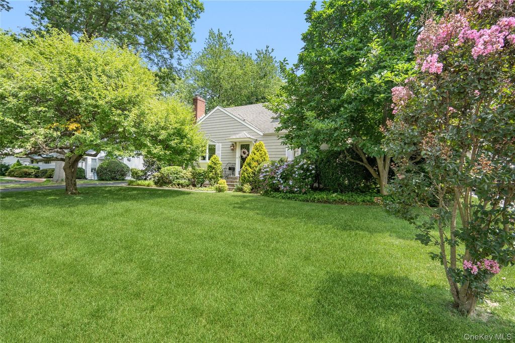 21 Circle Drive, Glen Cove, NY 11542