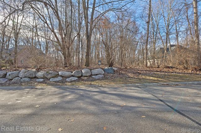 9889 Kingston Ridge, Springfield Charter Township, MI 48348