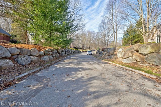 9889 Kingston Ridge, Springfield Charter Township, MI 48348