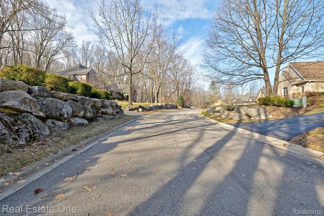 9889 Kingston Ridge, Springfield Charter Township, MI 48348