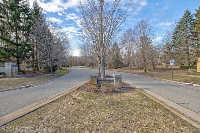 9889 Kingston Ridge, Springfield Charter Township, MI 48348
