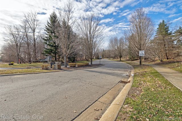 9889 Kingston Ridge, Springfield Charter Township, MI 48348