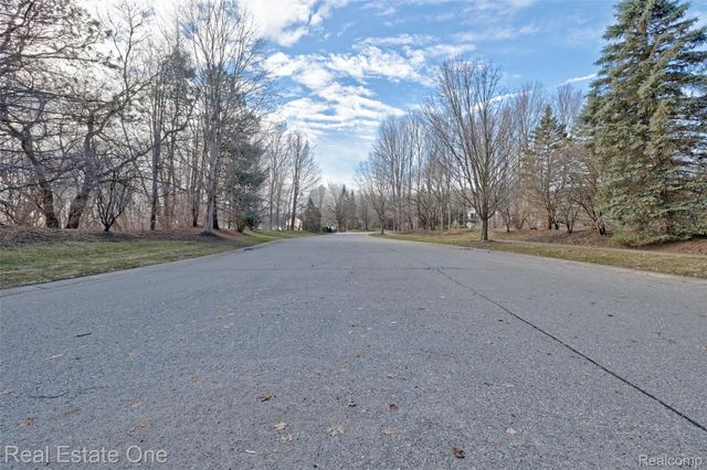 9889 Kingston Ridge, Springfield Charter Township, MI 48348