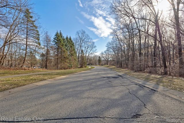 9889 Kingston Ridge, Springfield Charter Township, MI 48348