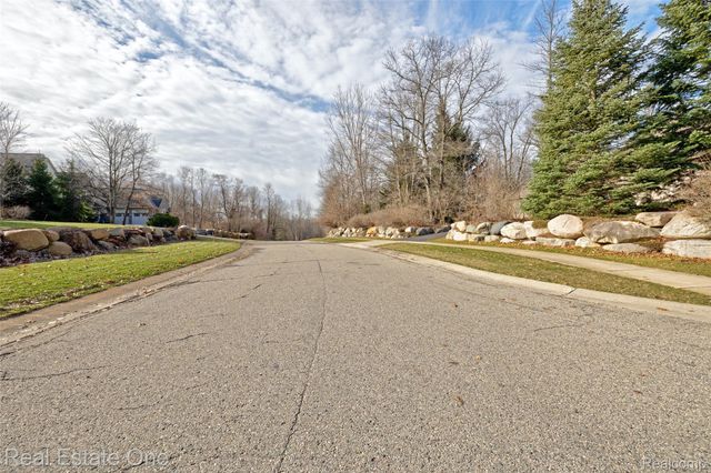 9889 Kingston Ridge, Springfield Charter Township, MI 48348