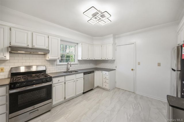 20 Spruce Street, Great Neck, NY 11021