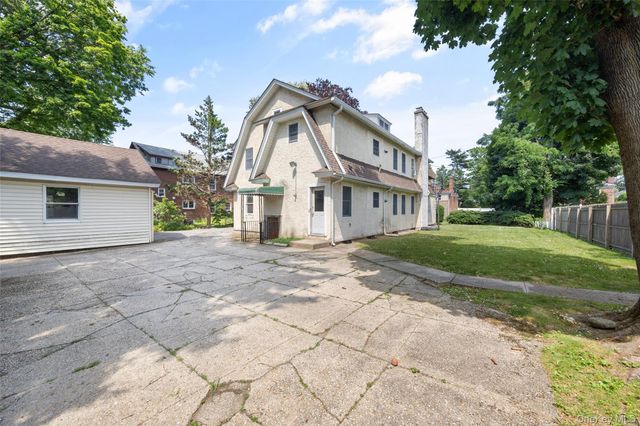 20 Spruce Street, Great Neck, NY 11021