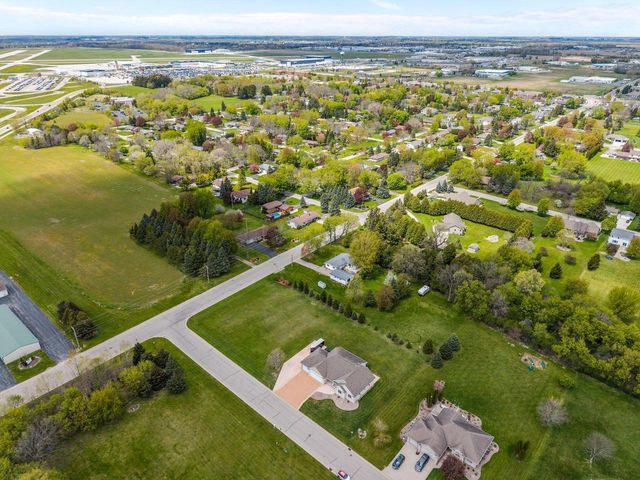 5770 W Natures LANE, Appleton, WI 54914