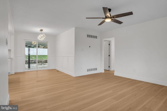 7 CRESCENT DR, New Cumberland, PA 17070