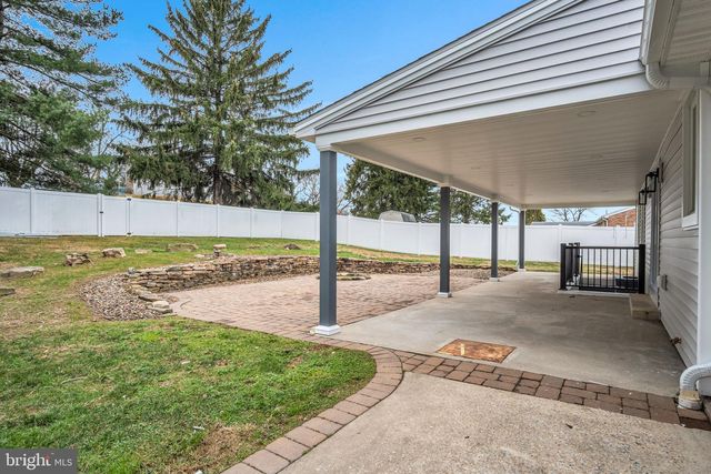 7 CRESCENT DR, New Cumberland, PA 17070